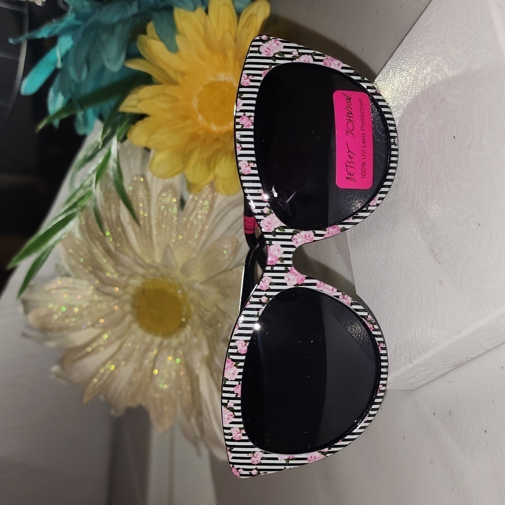 NWT BETSEY JOHNSON SUNGLASSES - Picture 6 of 6
